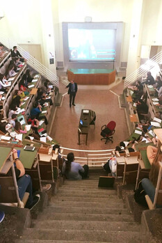 O Αναπληρωτής Καθηγητής Μάριος Σαλμάς στο αμφιθέατρο της Ιατρικής Σχολής Αθηνών κατά τη διάρκεια της διδασκαλίας