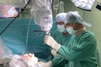 O Dr Μάριος Σαλμάς κατά τη διάρκεια της επέμβασης με το ορθοπαιδικό ρομπότ TSolution One